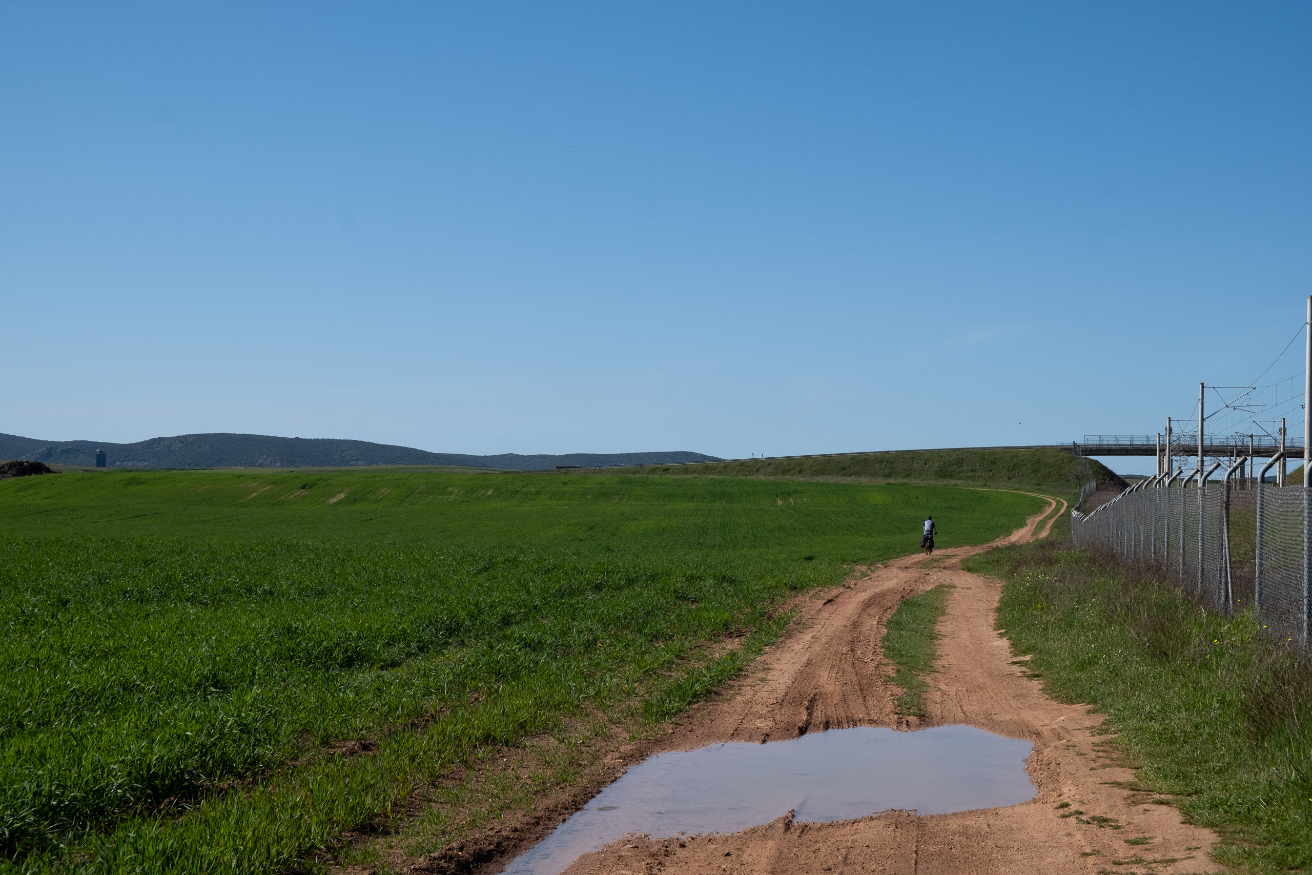 Feldweg entlang der Bahnlinie
